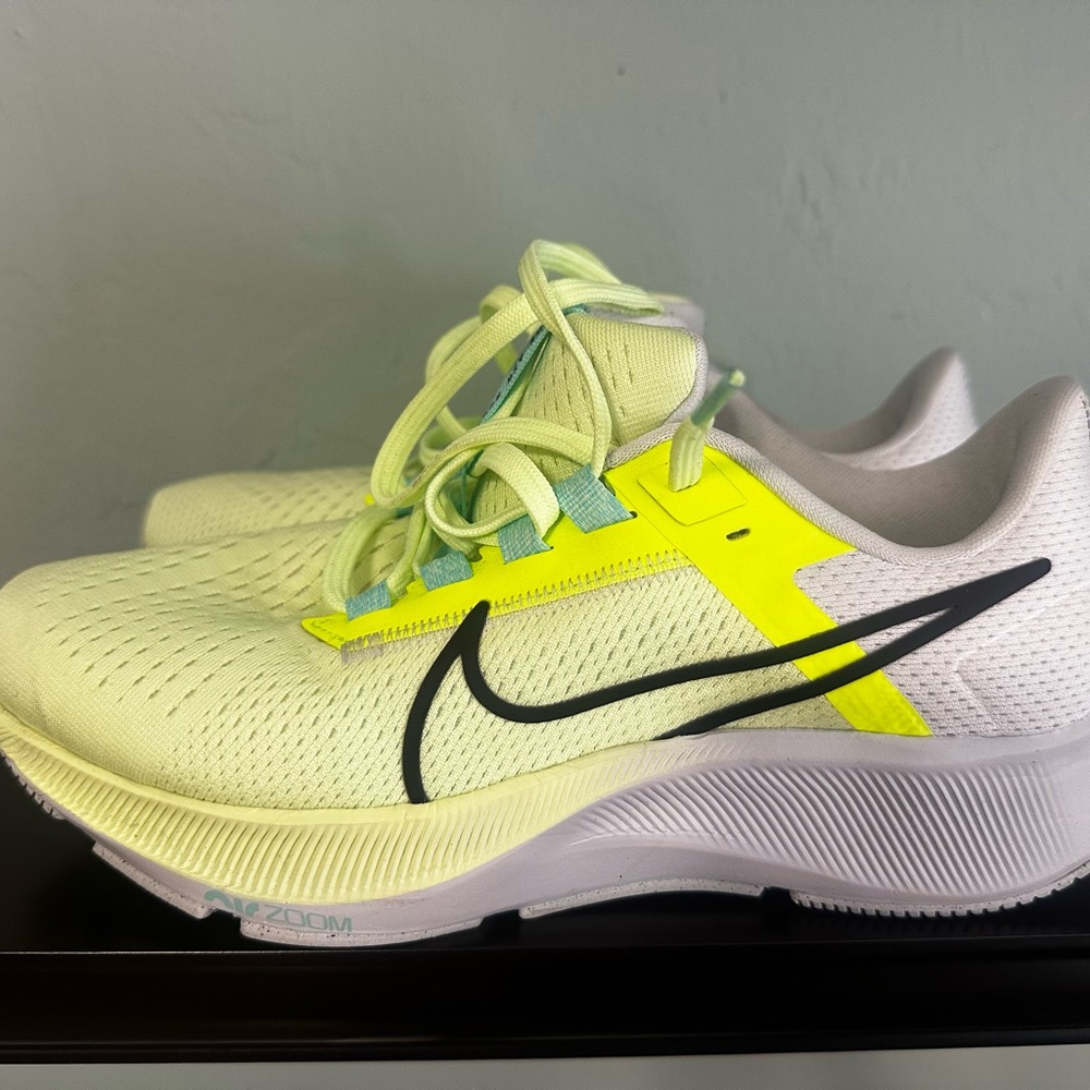 Nike Womens Air Zoom Pegasus 38 - Size 8